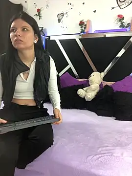 Snapshot of 1lovelygirls chatting on 10.04.25 1lovelygirls online show from 10.04.25