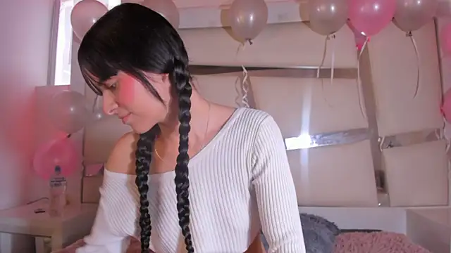 chrystal js online show from 10.15.25