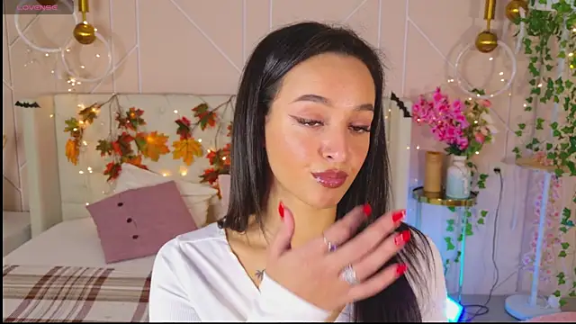 Snapshot of Lolly_Neal chatting on 11.08.25 Lolly Neal online show from 11.08.25