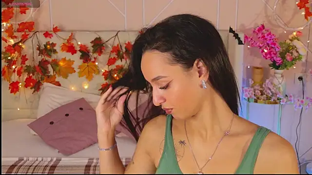 Snapshot of Lolly_Neal chatting on 11.10.25 Lolly Neal online show from 11.10.25