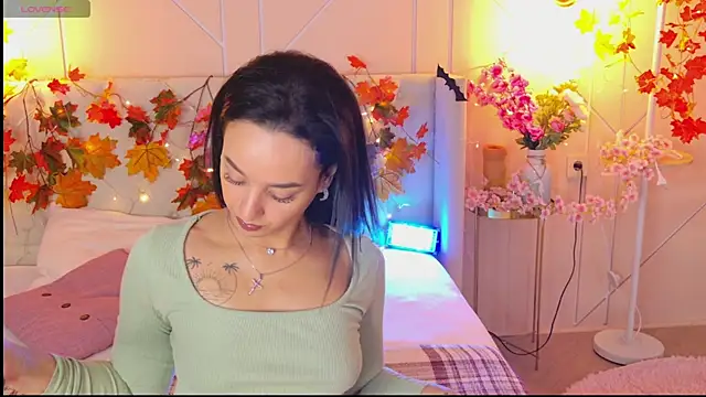 Snapshot of Lolly_Neal chatting on 11.11.25 Lolly Neal online show from 11.11.25