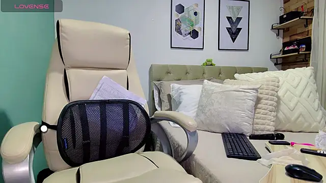 yanella fire online show from 02.10.25