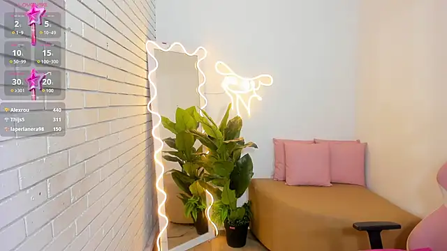 Snapshot of Chiara_tay chatting on 02.06.25 Chiara tay online show from 02.06.25