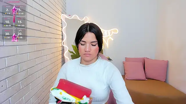 Snapshot of Chiara_tay chatting on 02.10.25 Chiara tay online show from 02.10.25