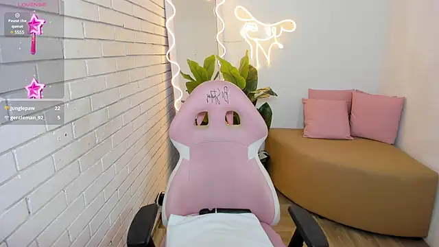 Snapshot of Chiara_tay chatting on 02.15.25 Chiara tay online show from 02.15.25