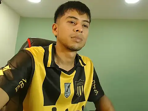 Snapshot of danielitopapuu chatting on 12.17.25 danielitopapuu online show from 12.17.25