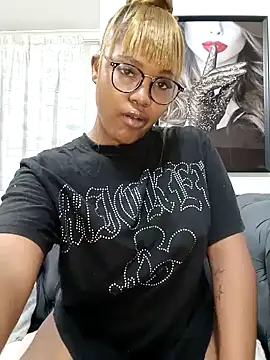 Snapshot of charmainexxx chatting on 11.07.25 charmainexxx online show from 11.07.25