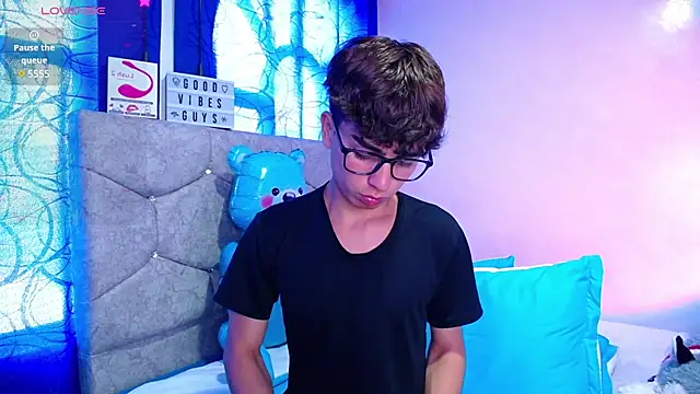 OwenBluee online show from 12.06.24