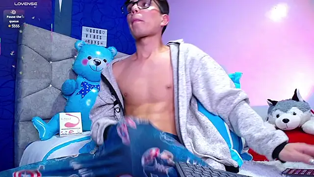 OwenBluee online show from 03.03.25