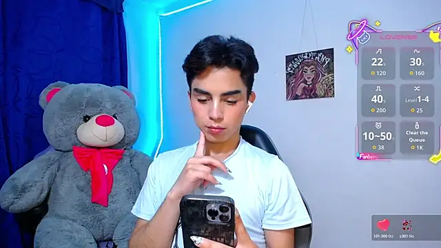 OwenBluee online show from 05.11.26