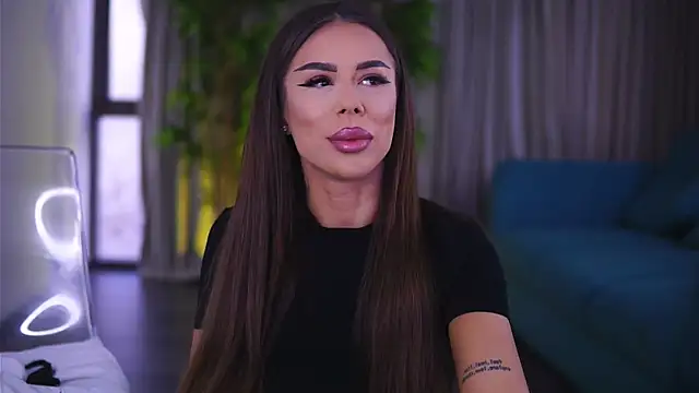 Snapshot of MissKiarra chatting on 03.19.25 MissKiarra online show from 03.19.25