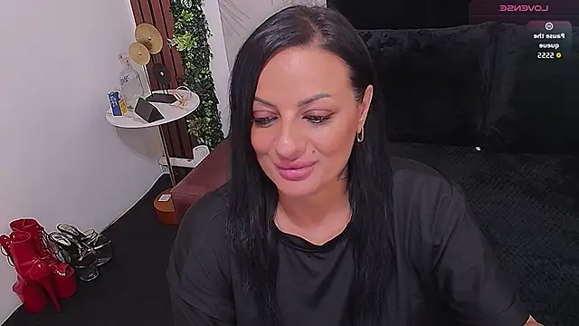 Snapshot of VixenSelena chatting on 09.30.25 VixenSelena online show from 09.30.25