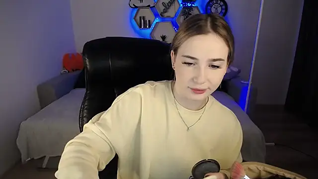 Snapshot of SabrinViolet chatting on 12.15.24 SabrinViolet online show from 12.15.24