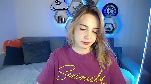 Snapshot of SabrinViolet chatting on 12.22.24 SabrinViolet online show from 12.22.24