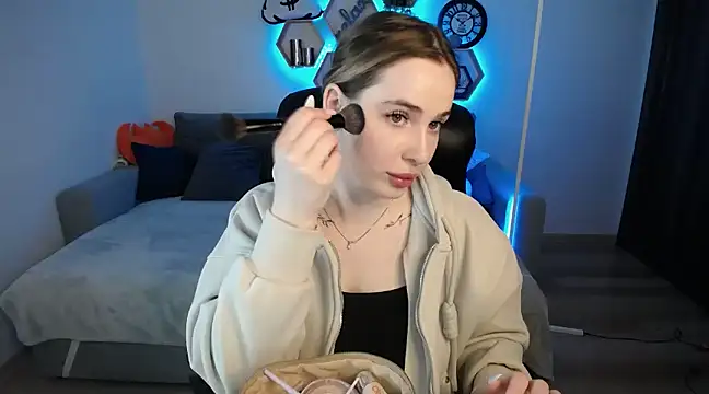 Snapshot of SabrinViolet chatting on 03.19.25 SabrinViolet online show from 03.19.25
