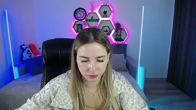Snapshot of SabrinViolet chatting on 09.15.25 SabrinViolet online show from 09.15.25