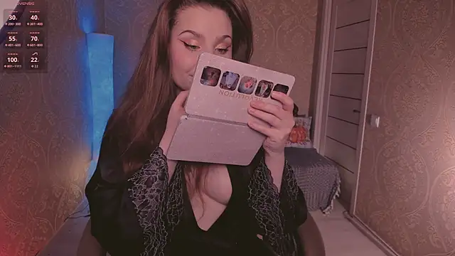 Eesmaaarrr online show from 10.22.25