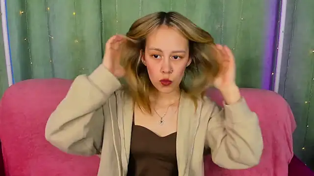 Snapshot of SofiaSolar chatting on 04.06.26 SofiaSolar online show from 04.06.26