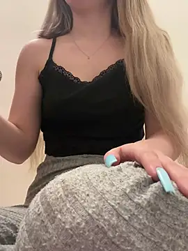 Snapshot of Holly-Glamour chatting on 03.21.25 Holly-Glamour online show from 03.21.25