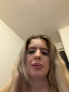 Snapshot of Holly-Glamour chatting on 06.17.26 Holly-Glamour online show from 06.17.26