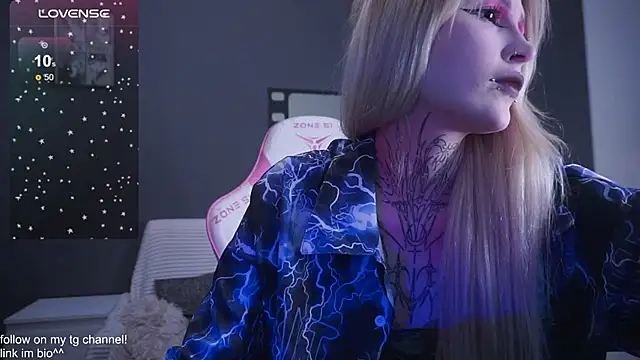 Snapshot of fraulein_mooon chatting on 11.16.25 fraulein mooon online show from 11.16.25