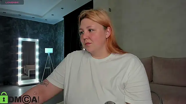 Snapshot of Ruth_Oliver chatting on 09.28.25 Ruth Oliver online show from 09.28.25