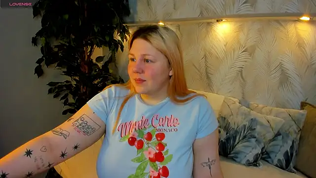 Snapshot of Ruth_Oliver chatting on 11.22.25 Ruth Oliver online show from 11.22.25