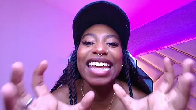 Queen perla  online show from 03.21.25