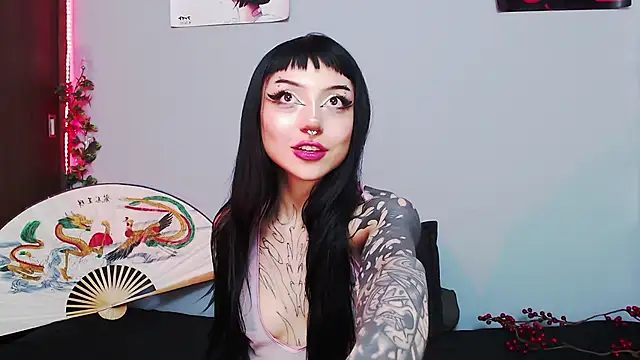 Snapshot of catipetite chatting on 10.27.25 catipetite online show from 10.27.25