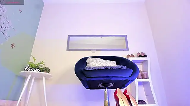 Snapshot of thais_dreams chatting on 01.14.25 thais dreams online show from 01.14.25