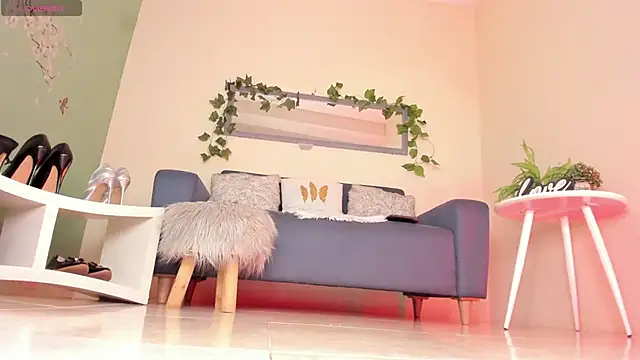 Snapshot of thais_dreams chatting on 02.17.25 thais dreams online show from 02.17.25