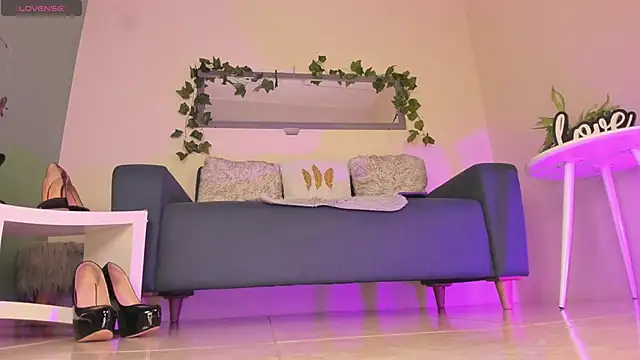 Snapshot of thais_dreams chatting on 02.20.25 thais dreams online show from 02.20.25