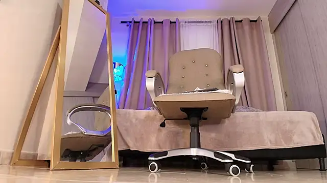 Snapshot of thais_dreams chatting on 02.27.25 thais dreams online show from 02.27.25