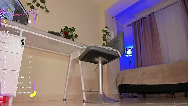 Snapshot of thais_dreams chatting on 09.15.25 thais dreams online show from 09.15.25