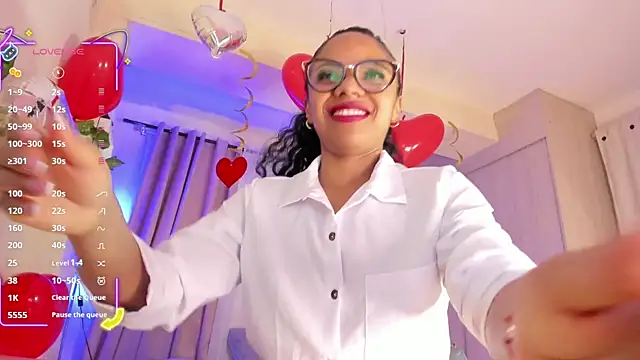 Snapshot of thais_dreams chatting on 09.19.25 thais dreams online show from 09.19.25