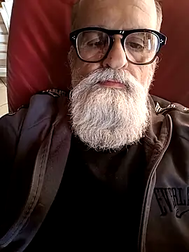 Snapshot of Btead chatting on 04.21.26 Btead online show from 04.21.26
