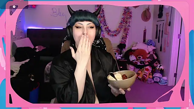 Snapshot of CirqueNoirBlu chatting on 03.04.26 CirqueNoirBlu online show from 03.04.26