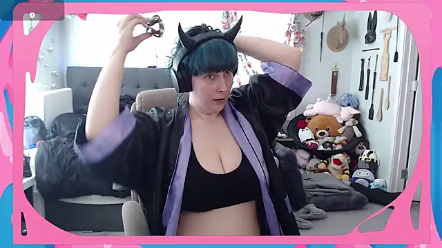 Snapshot of CirqueNoirBlu chatting on 03.21.26 CirqueNoirBlu online show from 03.21.26