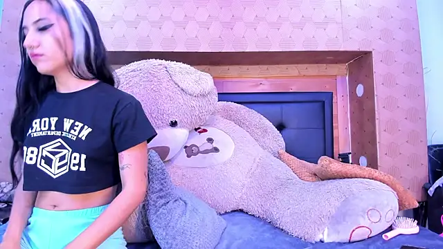 Snapshot of SofiAndNicol chatting on 11.28.25 SofiAndNicol online show from 11.28.25