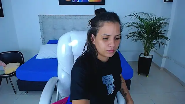 Chiqui milk  online show from 02.28.25