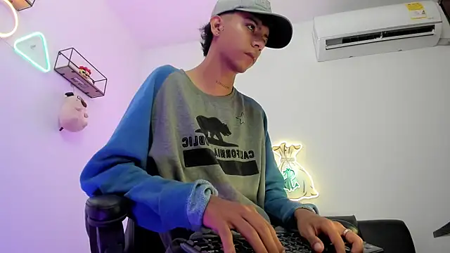 Snapshot of dikey_62 chatting on 12.13.24 dikey 62 online show from 12.13.24