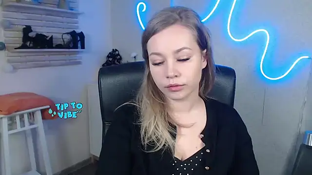 holly xglam online show from 12.30.24