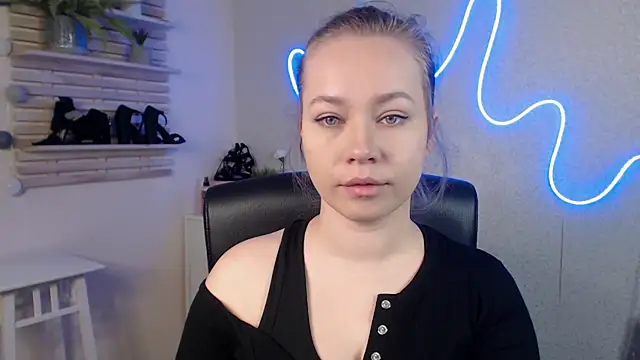 holly xglam online show from 02.20.25