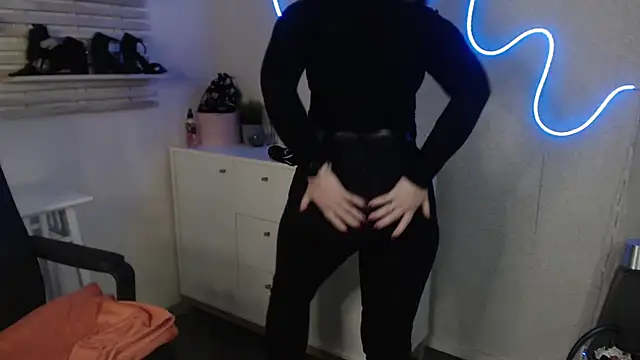 holly xglam online show from 02.24.25