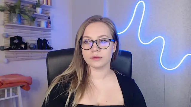 holly xglam online show from 03.20.25