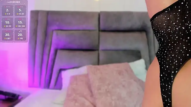 Snapshot of sophiee_smith chatting on 10.21.25 sophiee smith online show from 10.21.25