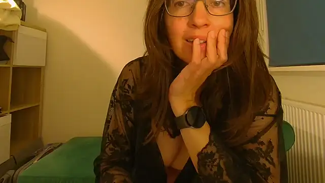 Snapshot of Ella_Next_Door chatting on 05.06.26 Ella Next Door online show from 05.06.26