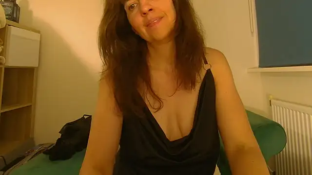 Snapshot of Ella_Next_Door chatting on 05.29.26 Ella Next Door online show from 05.29.26