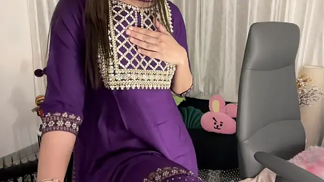 Snapshot of Unique-Beauty chatting on 03.08.25 Unique-Beauty online show from 03.08.25