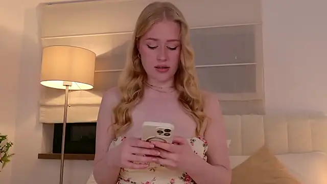 JuliaJaee online show from 04.24.26